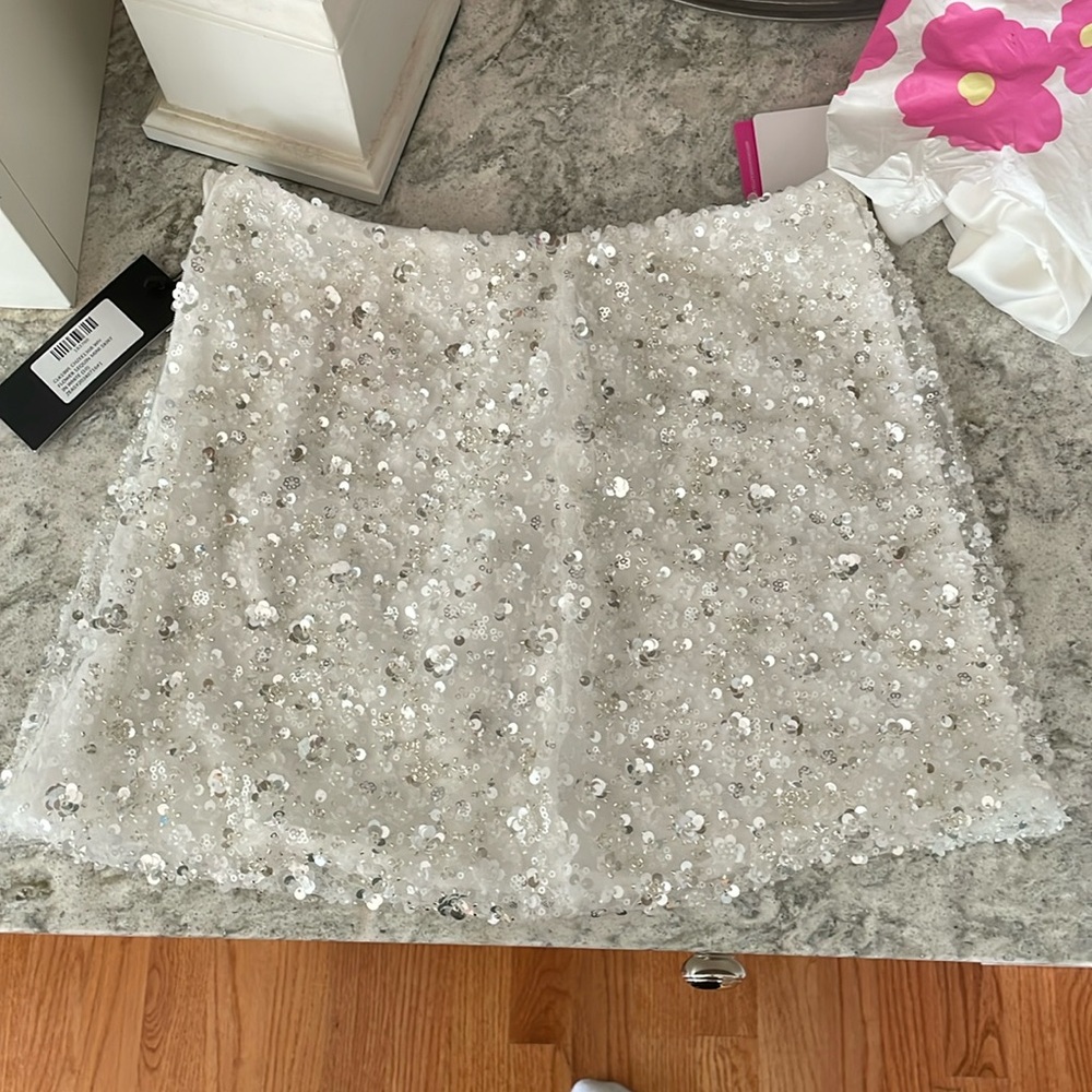 MID RISE FLOWER SEQUIN MINI SKIRT IN WHITE
